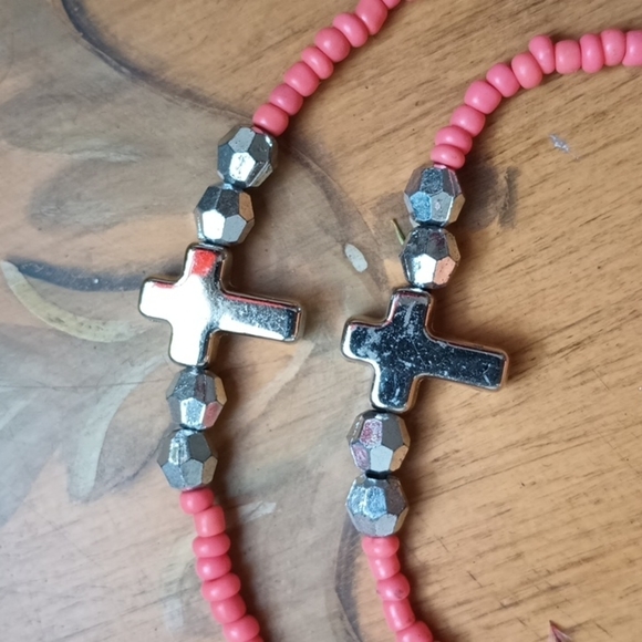 🔴 FREE w/bundle Vintage Coral Beaded Heart Cross Necklace - Picture 3 of 4